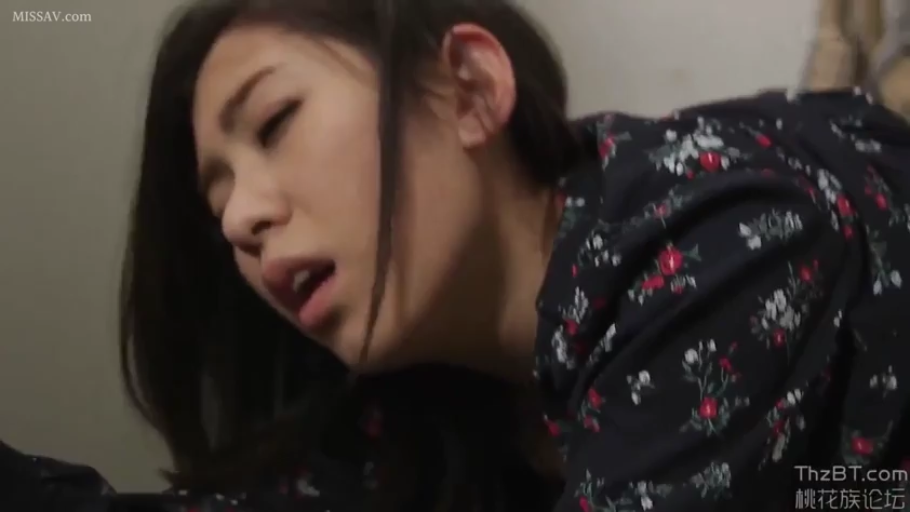 室内 · 性交 · 俯身 · 脸部特写 · 销魂 · 碎花上衣 · 亚洲