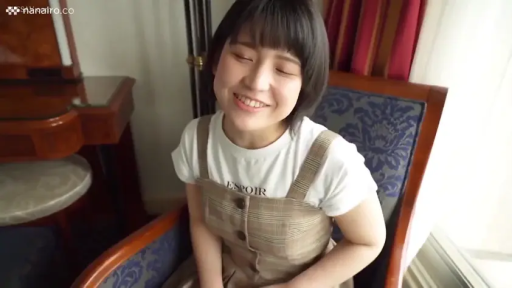 闭眼笑 · 酒店房间 · 头部特写 · 格子背带裙