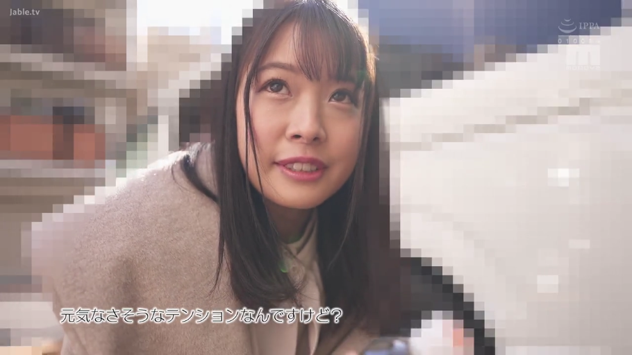 站立 · 微笑 · 面部特写 · 对视 · 户外 · 长发 · 浅色大衣