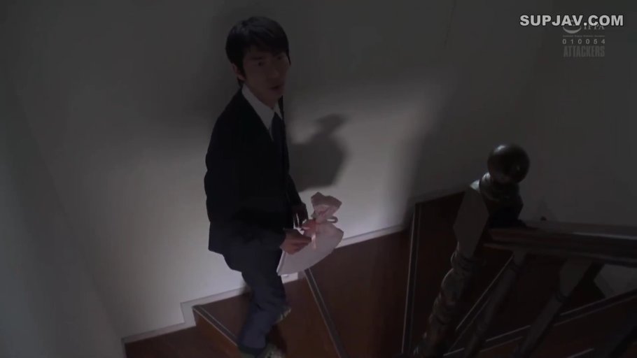 领带 · 紧张 · 室内楼梯 · 礼品袋