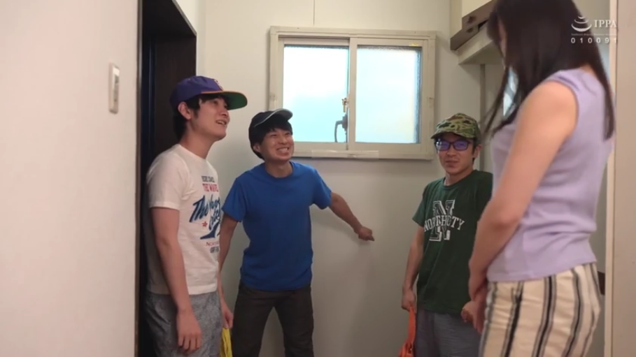 走廊 · 打量 · 手提袋 · 男子表情特写 · 男子穿T恤和短裤/长裤