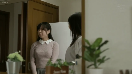 走廊 · 注视 · 盆栽 · 粉色针织上衣 · 人物半身像