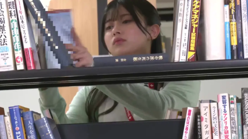 专注 · 中景 · 站姿 · 针织衫 · 书架 · 图书馆 · 整理书籍