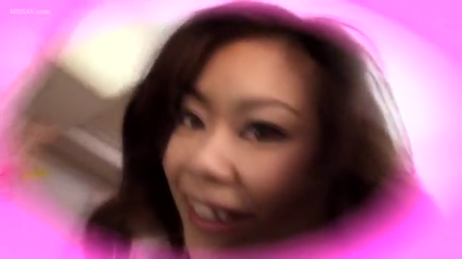 室内 · 脸部特写 · 微笑 · 粉色滤镜光晕