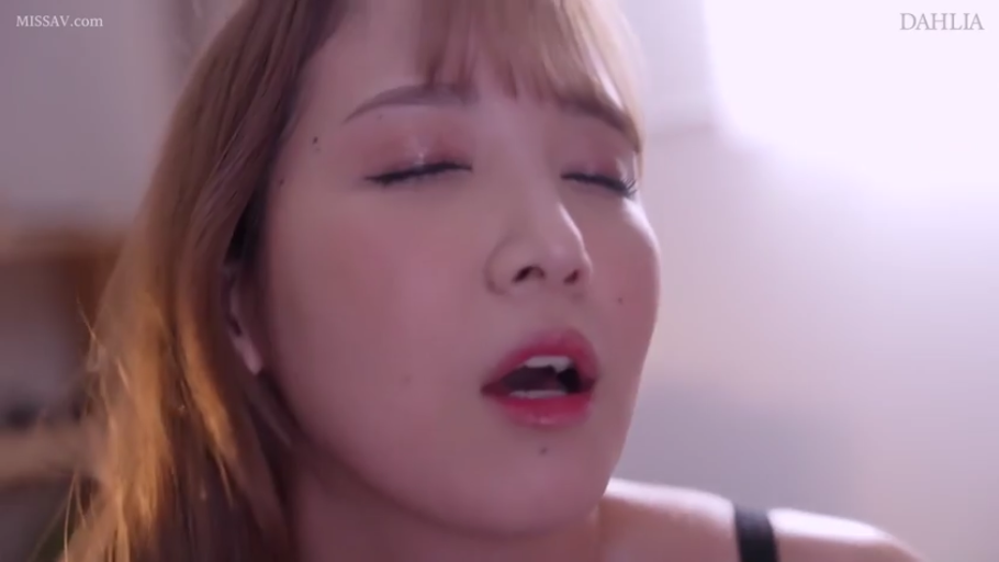 室内 · 脸部特写 · 成人内容 · 仰头 · 呻吟 · 黑色吊带 · 闭眼陶醉