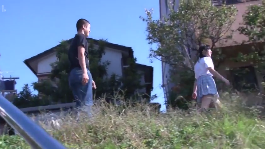 注视 · 蓝白格纹短裙 · 蓝天 · 坡道