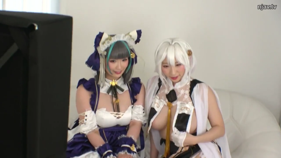 室内 · 坐姿 · 中景 · 微笑 · 面对镜头 · 角色扮演服
