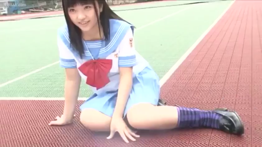 坐姿 · 全景 · 微笑 · 面对镜头 · 水手服 · 操场