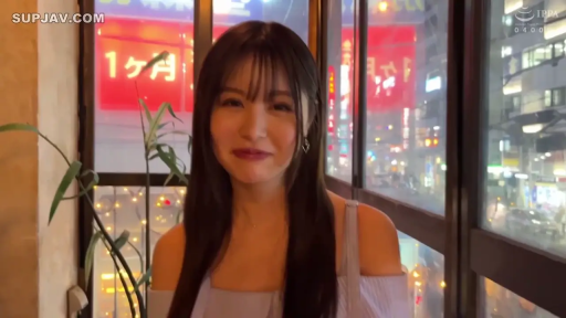 坐姿 · 微笑 · 半身 · 对视 · 餐厅 · 露肩装 · 都市夜景