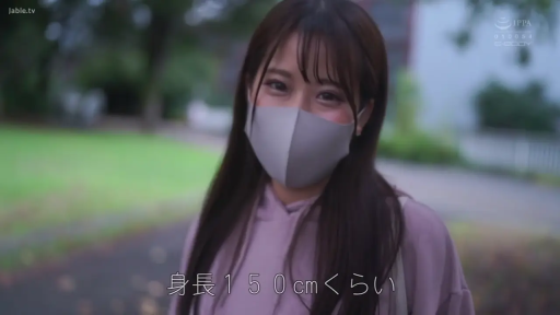 站立 · 特写 · 户外 · 注视镜头 · 紫色连帽衫 · 戴口罩微笑