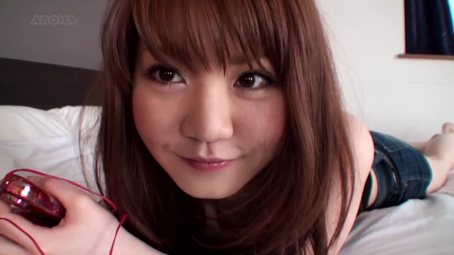 脸部特写 · 卧室 · 俯卧 · 微笑 · 牛仔短裤 · 注视镜头 · 长发 · 随身听