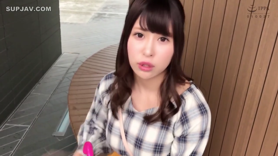 震动棒局部 · 注视 · 粉色震动棒 · 户外走廊 · 格子纹上衣