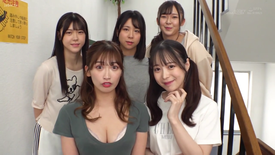 微笑 · 多人 · 室内楼梯 · 凝视镜头 · 乳沟 · 低胸休闲装 · 聚拢站立