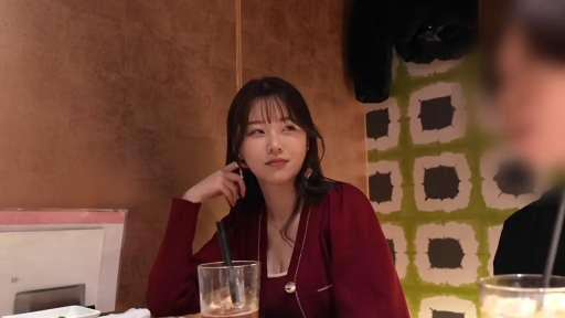 坐姿 · 半身 · 餐厅 · 暖光 · 平和 · 休息 · 玻璃杯 · 红色开衫