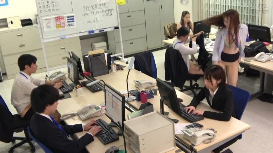 办公室 · 下半身全裸 · 办公电脑 · 神态自若 · 露阴