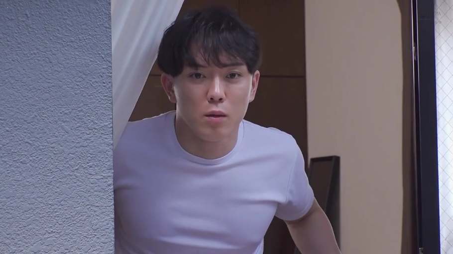 严肃 · 面部特写 · 注视 · 室内门口 · 白色短袖T恤 · 站立倾身