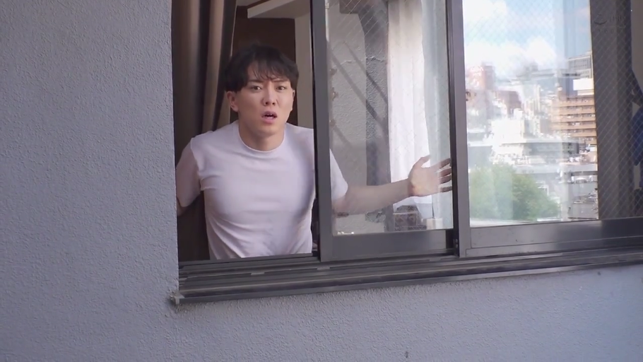 站立 · 中景 · 男性 · 白色T恤 · 呼喊 · 震惊 · 玻璃窗 · 窗户旁