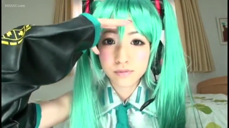 眼睛特写 · 卧室 · 凝视 · 初音未来角色扮演服 · 头戴式耳机 · 画质偏向早期自拍风格