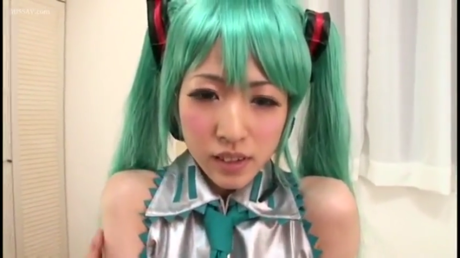 室内 · 虚脱 · 面部特写 · 银色金属质感上衣