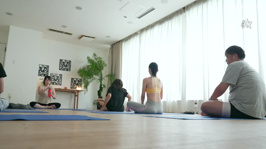 放松 · 水瓶 · 瑜伽背心 · 瑜伽教室