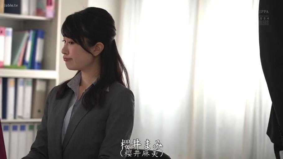 职业女性神情 · 办公室 · 文件夹 · 侧脸特写 · 浅灰色衬衫