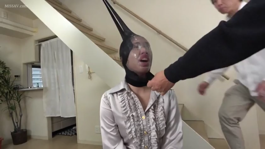 面部变形 · 黑色丝袜套头 · 室内楼梯旁 · 丝袜 · 系绳的手部 · 丝袜拉扯导致五官变形