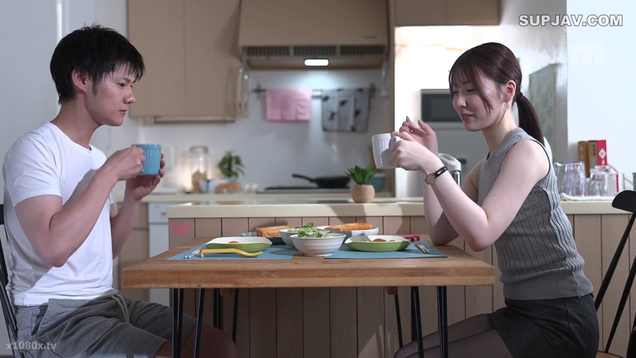 自然平静 · 杯子 · 家庭厨房 · 两人上半身特写 · 女子穿灰色无袖针织衫配深色短裙和黑丝