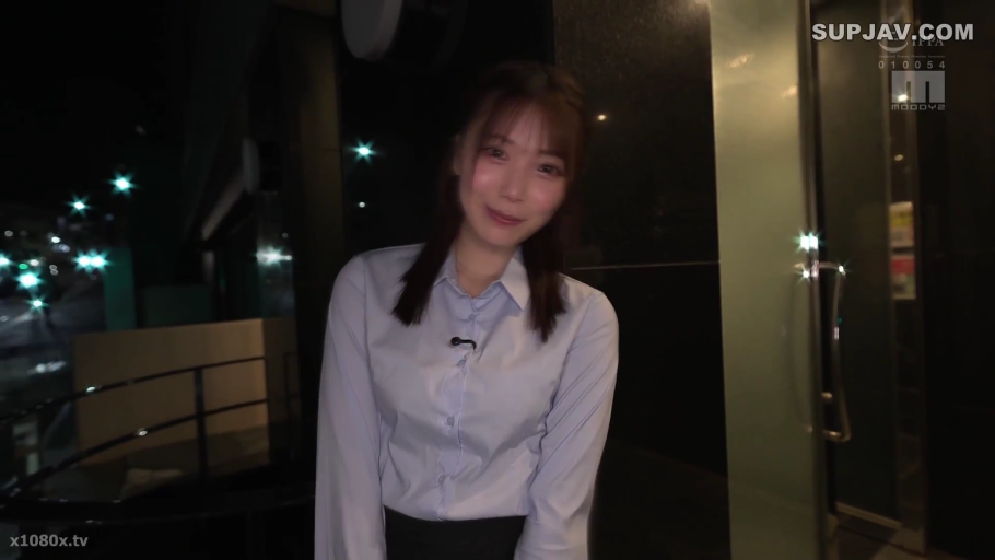 脸部特写 · 甜美微笑 · 夜景 · 大楼门口 · 浅色长袖衬衫 · 衣领夹麦