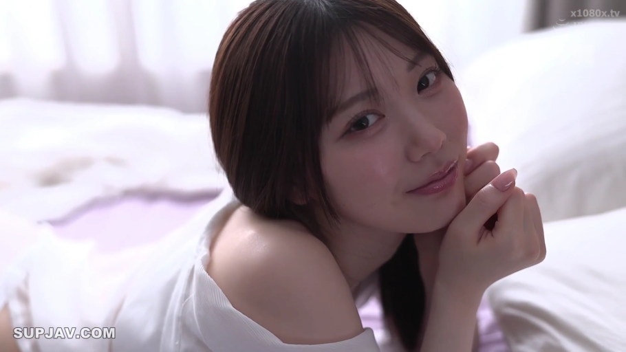 脸部特写 · 卧室 · 妩媚眼神 · 白色睡衣