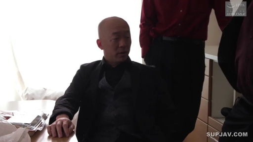 休息室 · 专注 · 马甲 · 无 · 无 · 光头中年男子面部