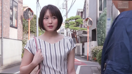 平静 · 住宅区 · 包 · 人物面部特写 · 条纹短袖上衣