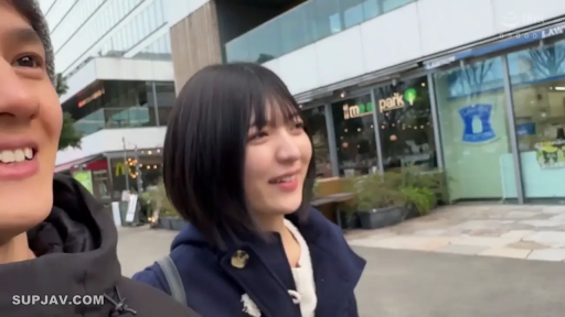 脸部 · 微笑 · 街道 · 第一人称 · 并排 · 大衣 · 逛街