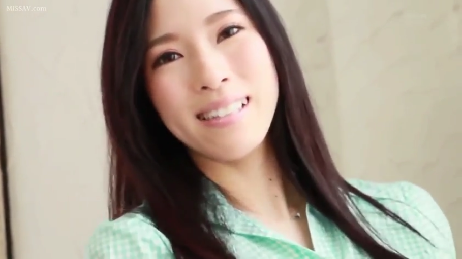 室内 · 脸部特写 · 微笑 · 正坐 · 对视 · 黑直长发 · 浅绿色格子衬衫