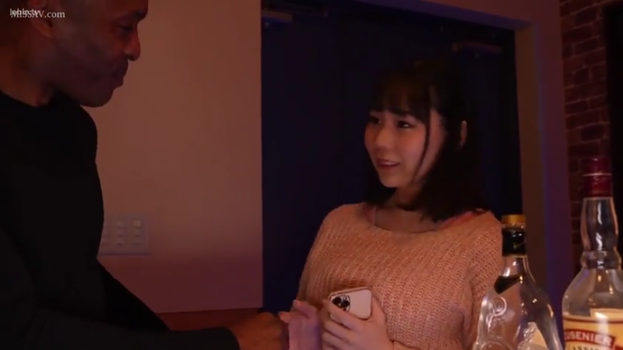 站立 · 中景 · 微笑 · 酒瓶 · 交流 · 针织衫 · 酒吧 · 黑白配