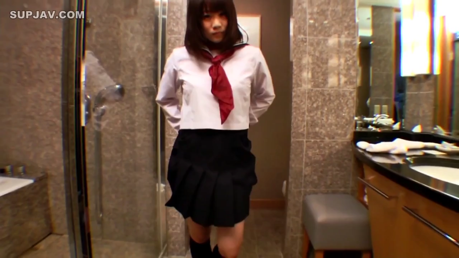 全身 · 浴室 · 站立 · 平静 · 凝视 · 水手服 · 长发