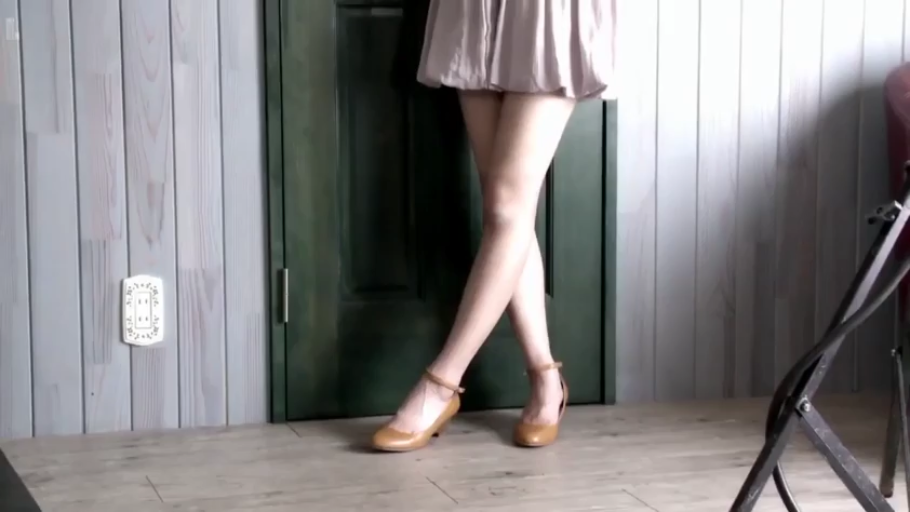 室内 · 腿部特写 · 棕色高跟鞋 · 交叉腿站立