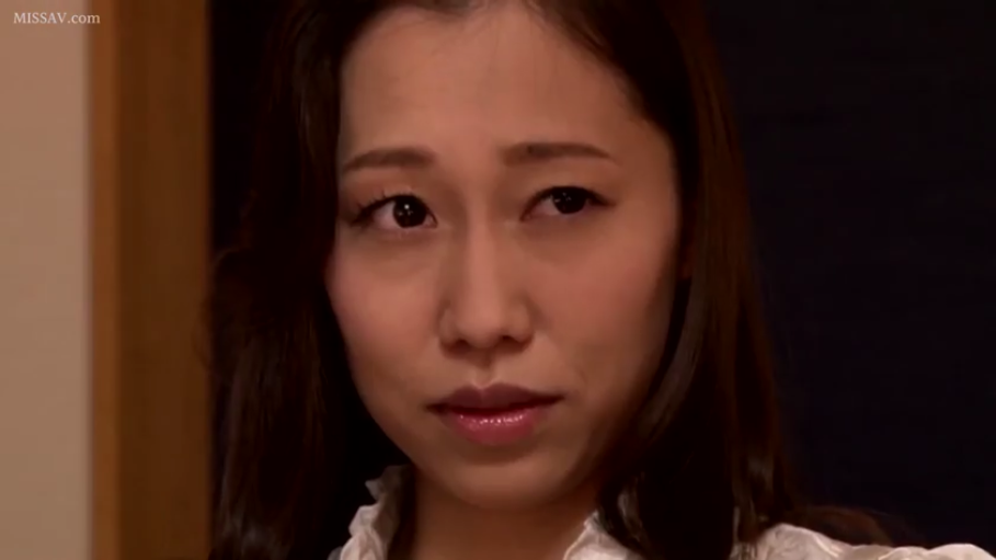室内 · 忧郁 · 脸部特写 · 熟女 · 正面 · 白色褶边上衣