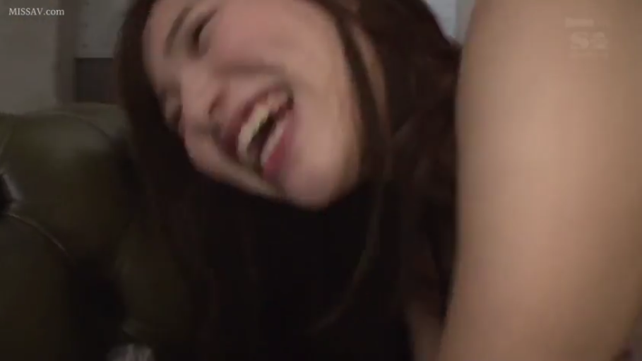 室内 · 脸部 · 愉悦 · 沙发 · 裸体 · 长发 · 卧姿 · 欢笑