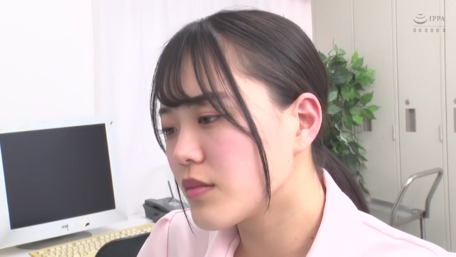 办公室 · 头部侧面 · 粉色衬衫 · 电话座机 · 沉思状