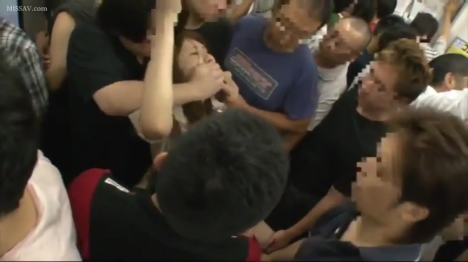 无助 · 地铁车厢 · 浅色上衣 · 集体性骚扰 · 强制性行为 · 被捂嘴的脸部特写
