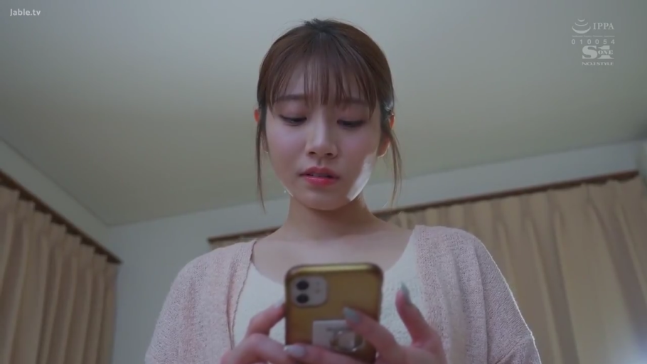 寝室 · 若有所思 · 顔部のクローズアップ · 携帯電話 · 粉色针织开衫