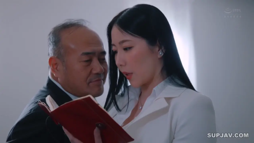 办公室 · 记事本 · 两人面部特写 · 男性带着坏笑 · 女性穿白色职业西装