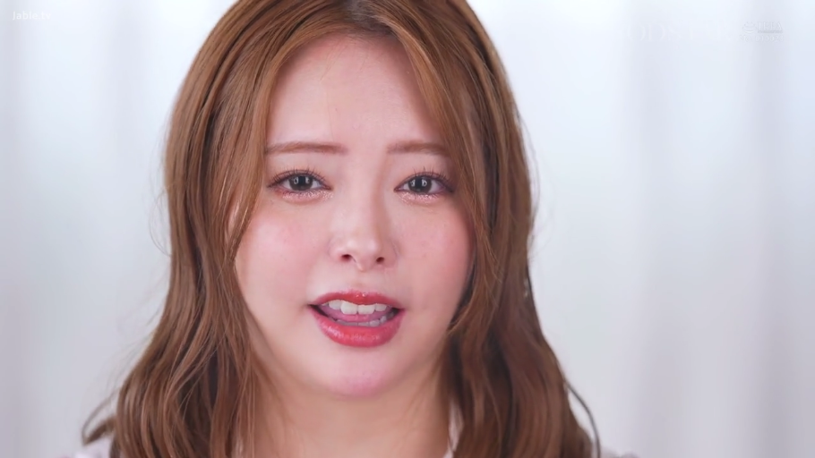 室内 · 脸部特写 · 注视镜头 · 吊带衫 · 正面 · 日本AV · 露齿笑