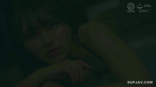 室内 · 脸部特写 · 背心 · 凝视 · 趴卧 · 痛苦 · 暗光