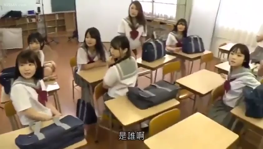 坐姿 · 教室 · 角色扮演 · 全景 · 自然 · 课桌 · 交流 · 水手服