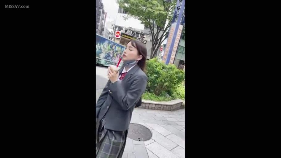 站立 · 中景 · 闭眼 · JK制服 · 户外 · 街拍 · 喝饮料 · 奶茶