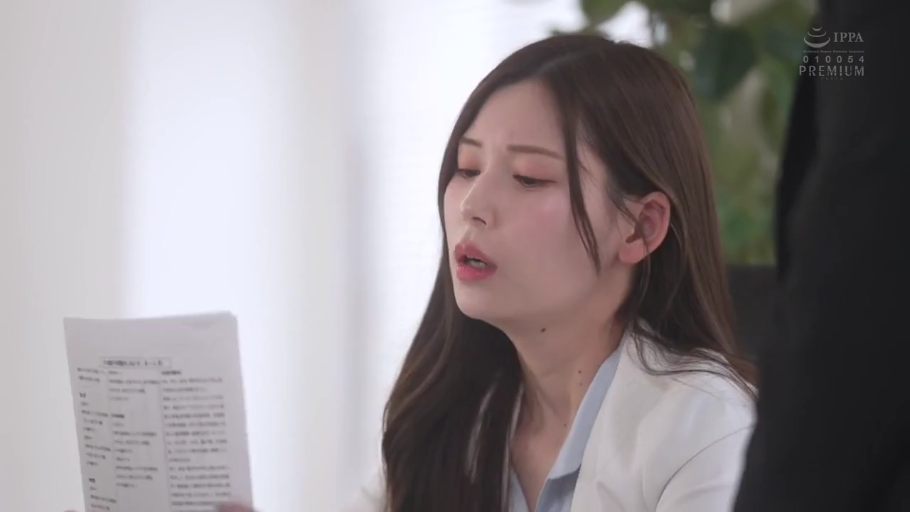 坐姿 · 办公室 · 面部特写 · 职业装 · 长发 · 惊讶 · 阅读 · 文件