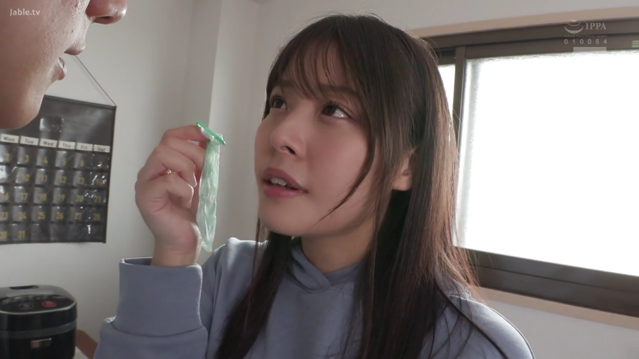 温顺 · 手持物特写 · 室内卧室 · 蓝色卫衣 · 避孕套