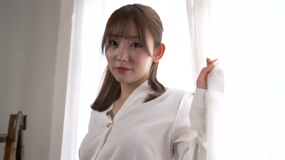 窗边 · 顔のクローズアップ · 窗帘 · 注视 · 白い長袖シャツ · 光线明亮