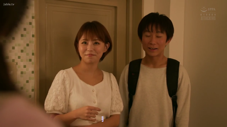 室内 · 站立 · 微笑 · 白色上衣 · 交流 · 背包 · 日本AV